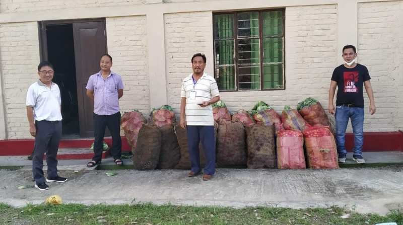 Mao Hoho Dimapur donated potatoes, cabbage and plum acquired from Mao Villages to frontliners of Dimapur in Ganeshnagar QC, DC Office, Police Commissionerate, CMO Office and EAC Chümoukedima to acknowledge their selfless service during the COVID-19 Pandemic on June 20. (Photo Courtesy: Mao Hoho Dimapur)